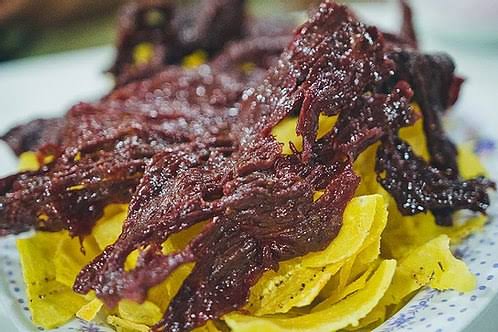 Carne seca con chifles, plato típico piurano